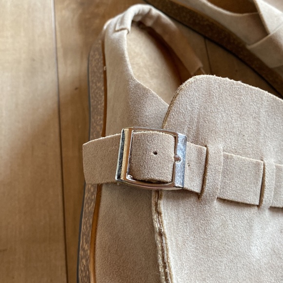 Shoes 11 - Picture 3 of 5